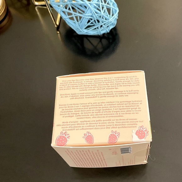 Grande Cosmetics Grande Buff Moisturizing Lip Scrub Strawberries & Cream - Picture 2 of 5